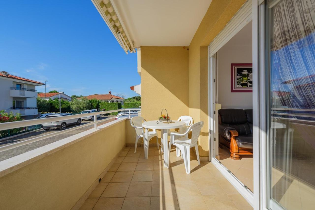 Flora House With Apartment Замбратия Екстериор снимка